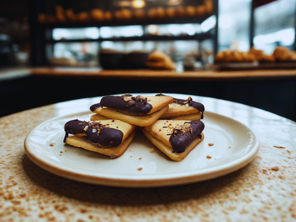 Kruchy trójkąt o smaku cappuccino i polewą czekoladową